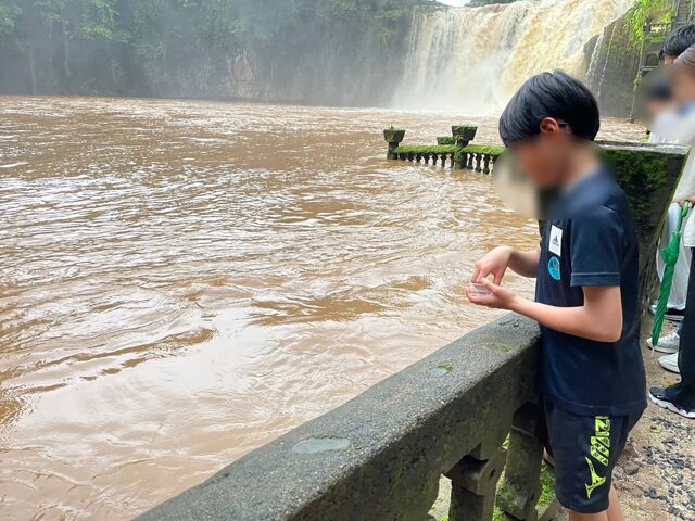 ミーナ滝で餌やり